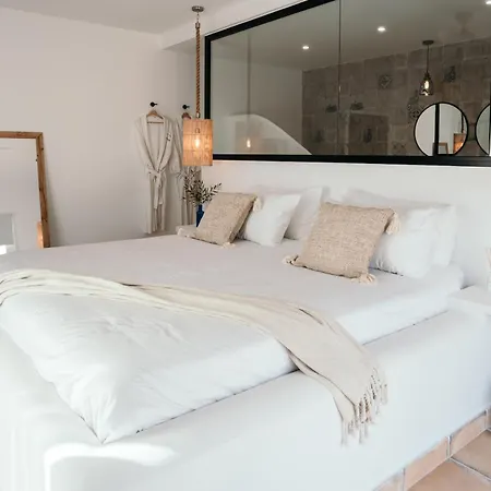 Hearts & Bed & Breakfast *